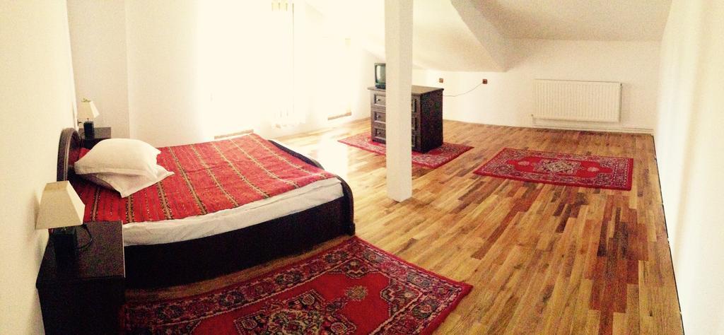 Casa Renti Hotel Novaci-Străini Quarto foto